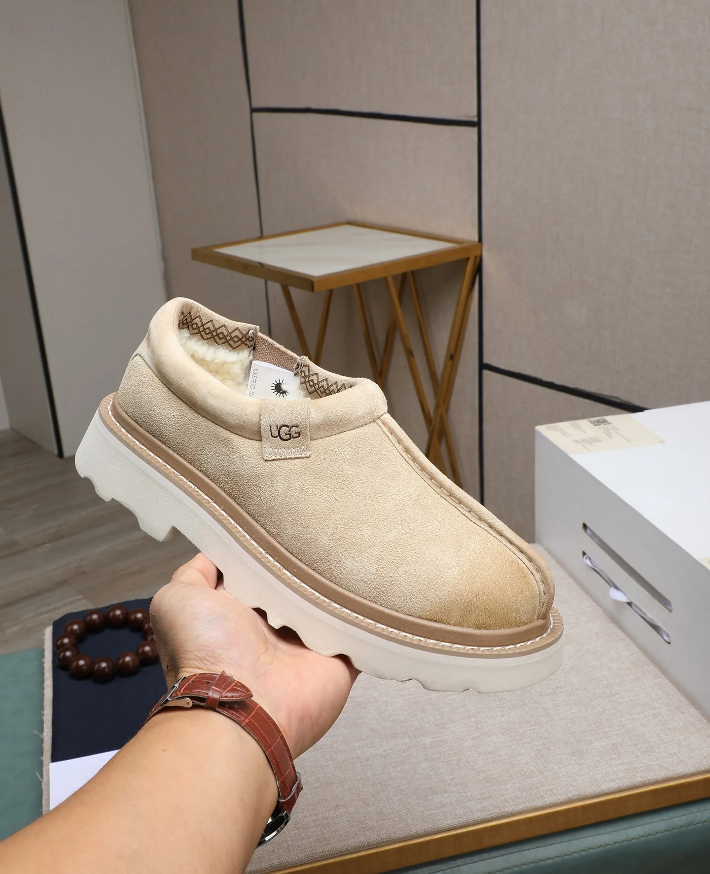 Men's men's shoes 💰580 (full genuine wool lining, 10% off for fake ones) Please note the quality of the original order and compare the thickness of the wool 🏮🏮 Popular UGG from Australia's warm luxury brand men's shoes, the official website is synchronized, Beckham men's style..., made of imported top-layer waxed cowhide, waxed toe cap, Australian real wool velvet lining Carefully sewn...Imported rubber Martin boots outsole (comfortable, soft, wear-resistant) The quality is really great...Exquisite workmanship, you won't be able to put it down at first sight, size 39-44 (customized in 45)